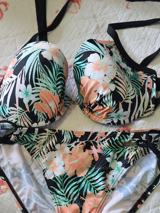 VENUS Other - VENUS Floral Bikini Top & Bottoms in Black, Peach & Mint
